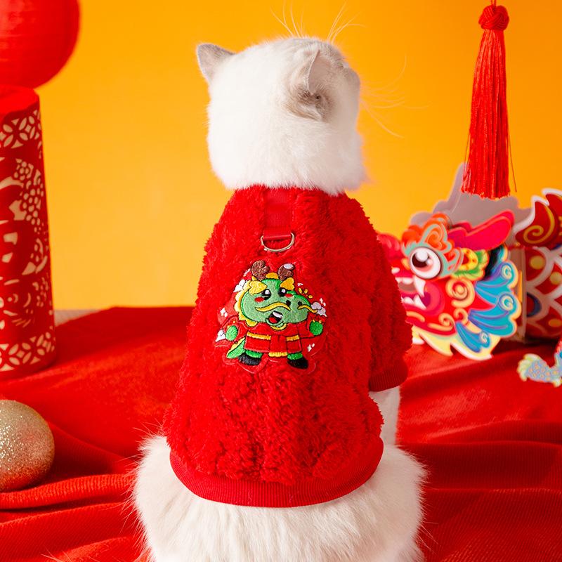 New Year's cat clothes are festive and New Year's greetings can be traced to a puppet, a blue cat to keep warm, a fleece jacket, a puppy, a kitten,