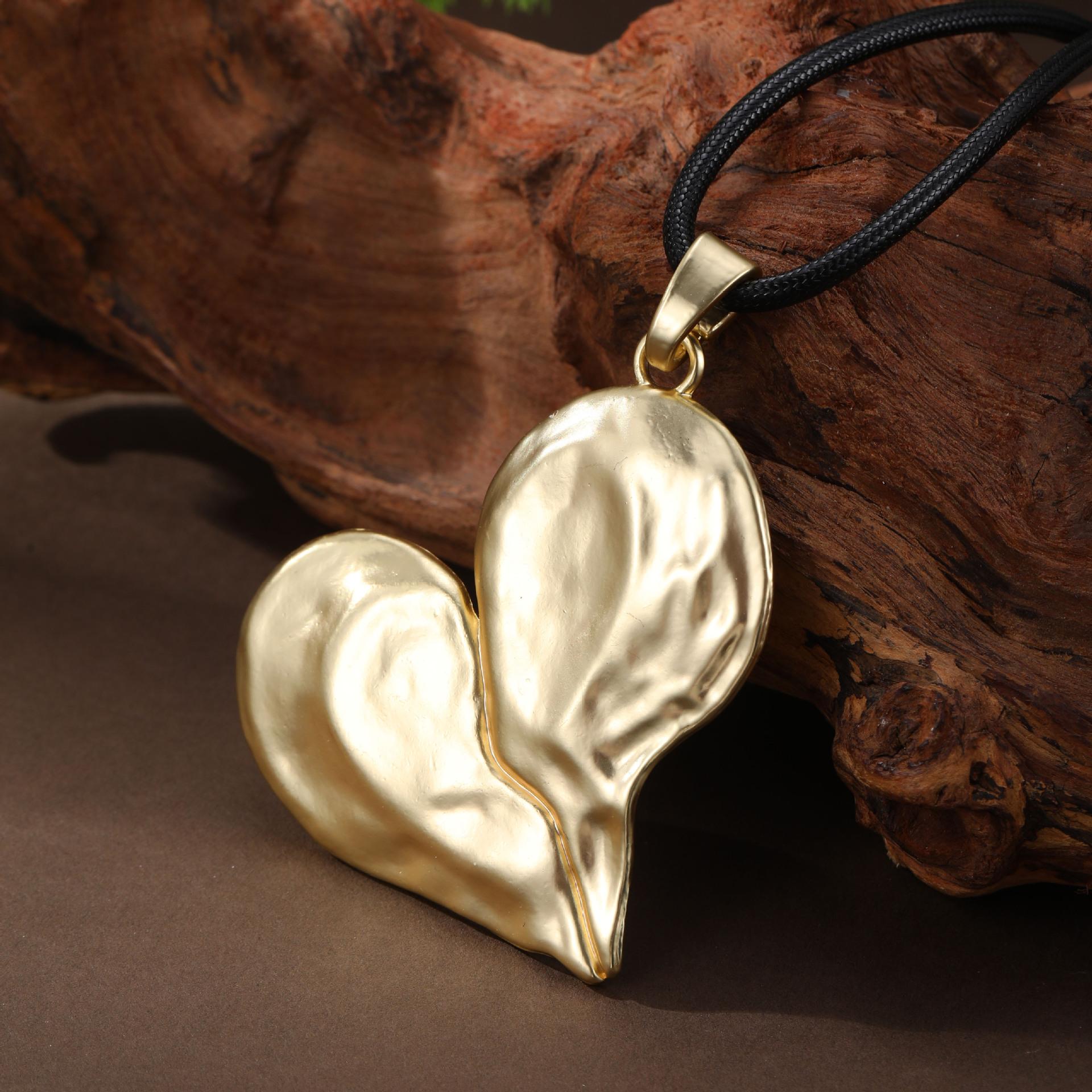 

Новая матовая золотая неправильной формы любовь длинная подвеска, женское преувеличенное сердцевидное высококлассное кожаное шнурковое длинное ожерелье