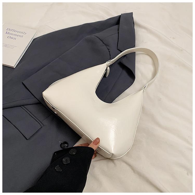 

Foreign order large-capacity bag women s autumn and winter 2025 new fashion niche single shoulder underarm bag bright commuter crescent bag