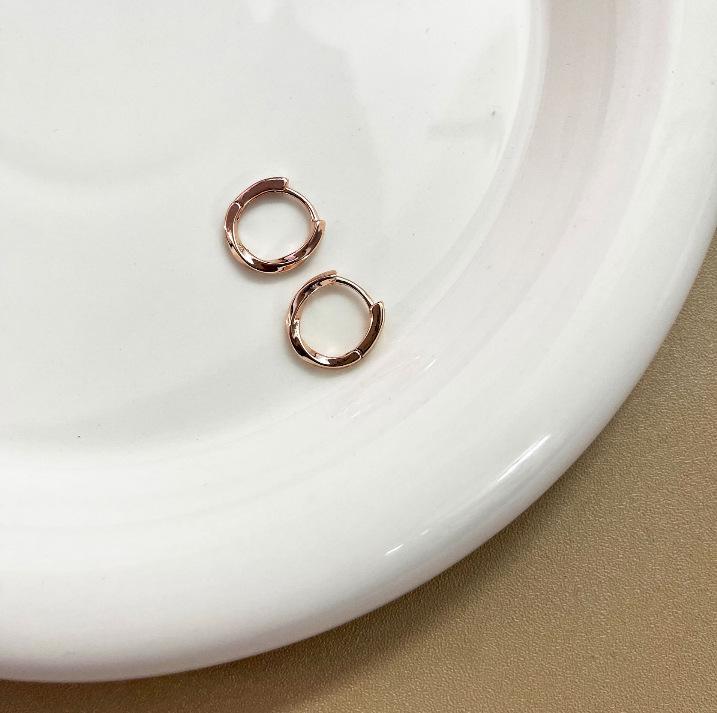 Трендовые женские каффы 2022: Простые серьги-кольца и серьги-пусеты для проколотых ушей