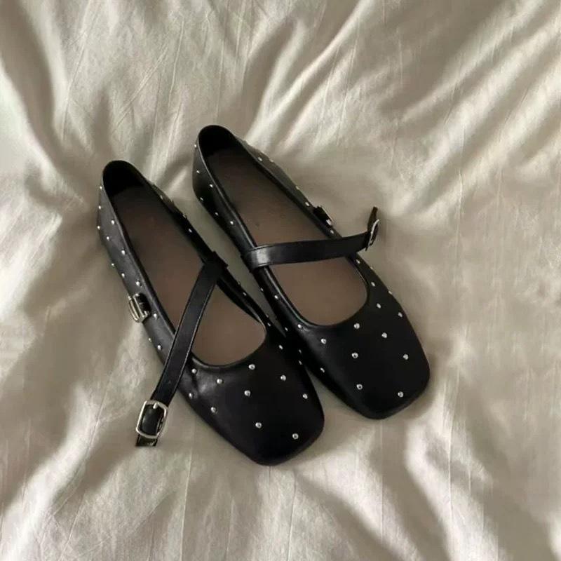 Leder Koreanische Version mit Nieten Quadratkopf Mary Jane Schuhe Damen 2025 Frühling vielseitige flache Sohle leichter Ausschnitt rote Einzel Schuhe