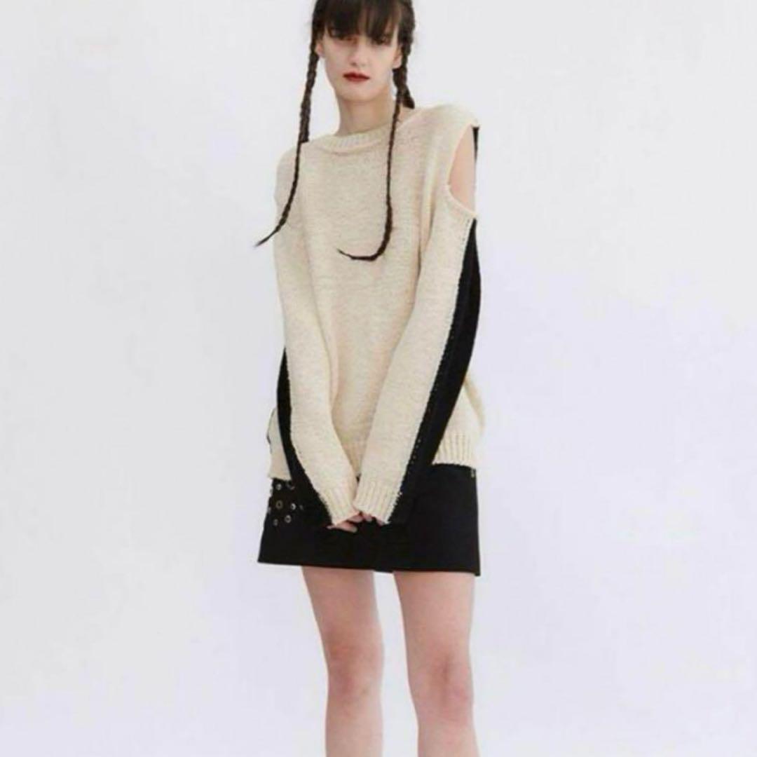 

[USED] Sana wears theopenproduct off-the-shoulder knit top. Sana, Chaewon