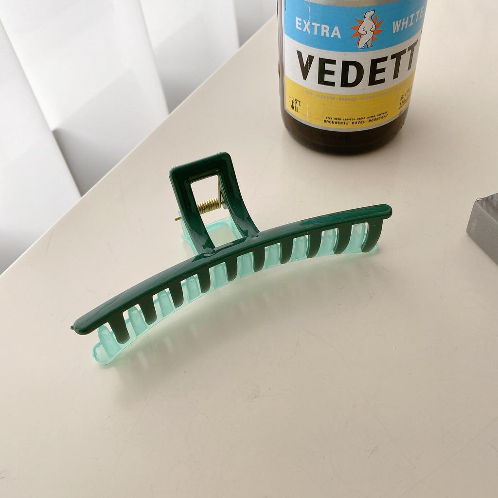 Beautifully Plastic Crafted Hair Claw Clips With Elegant Shapes And Vibrant Colors For Every Hairstyle Needs