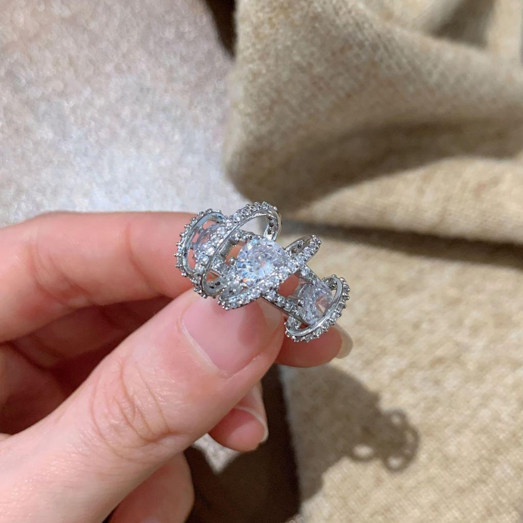 "Anello Elegante Regolabile Lucido Avvolgente per Donna": Moda Tendenza, Versatile e di Alta Gamma".