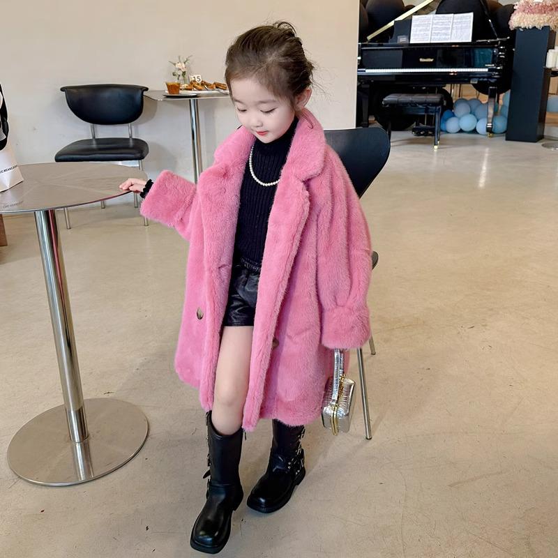 Mädchenmantel aus Kunst-Lammfellleder - Mittellange Wintermodejacke mit Pelzdetails aus Nerzimitat.