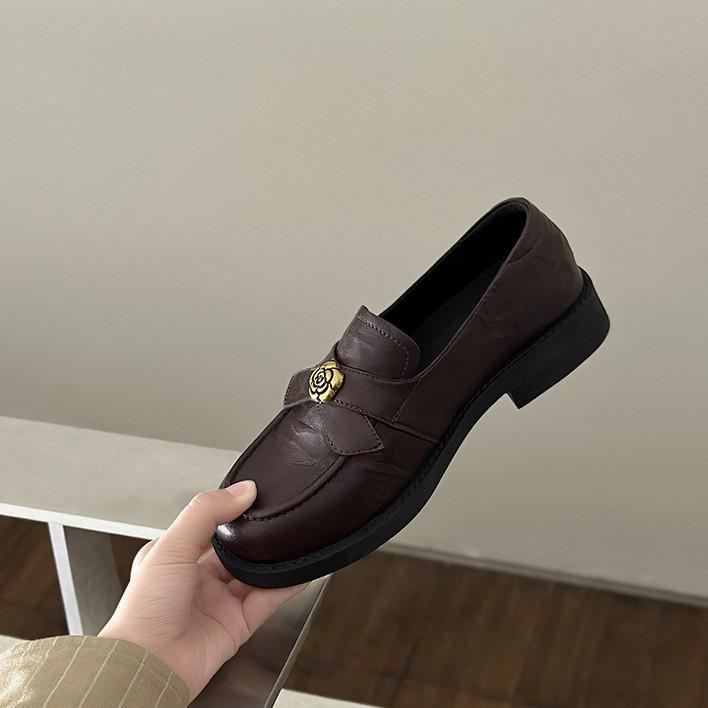 2025 autumn new and old money wind camellia loafers round head comfortable thick heel retro pleated commuter small leather shoes women