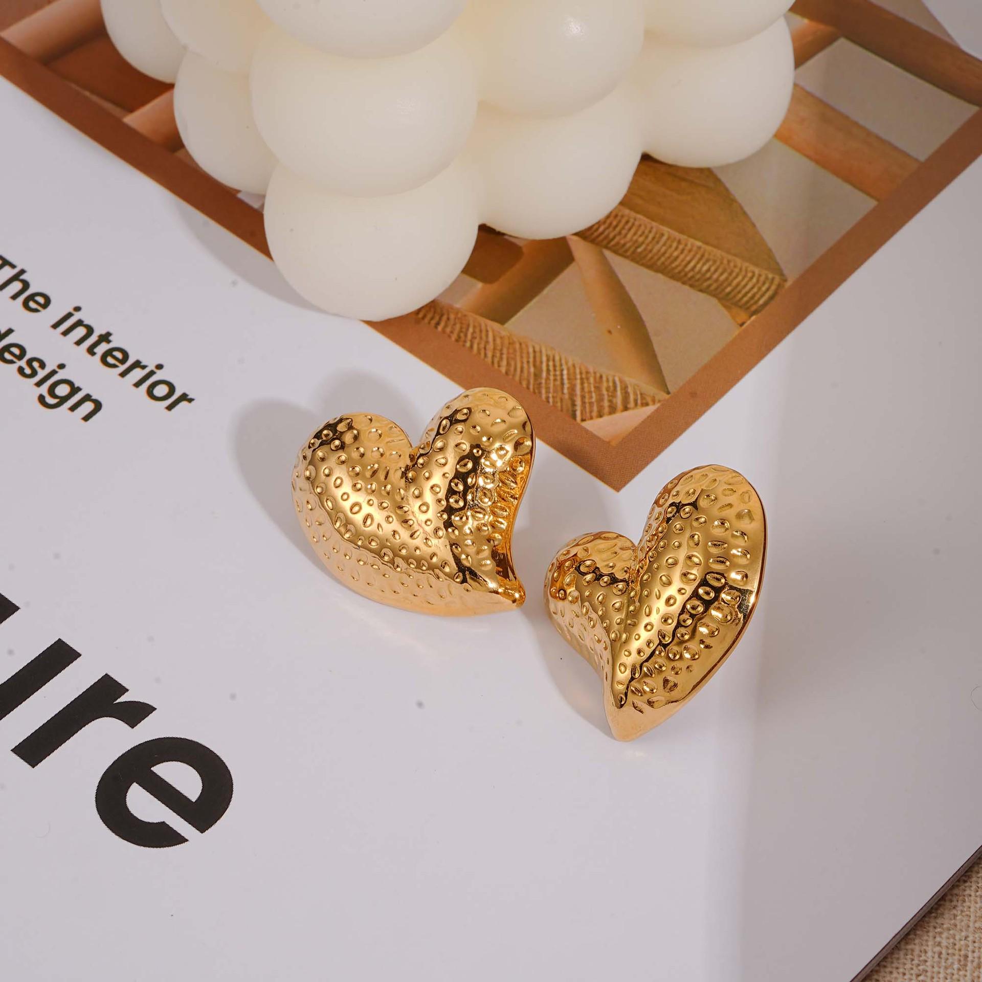 Exaggerated Retro Gold Heart Stud Earrings - European & American Style золотой