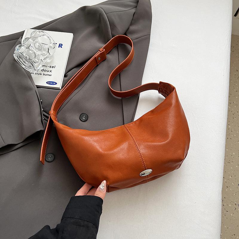 

Premium retro large-capacity messenger bag women s 2024 new simple dumpling bag casual commuter shoulder bag
