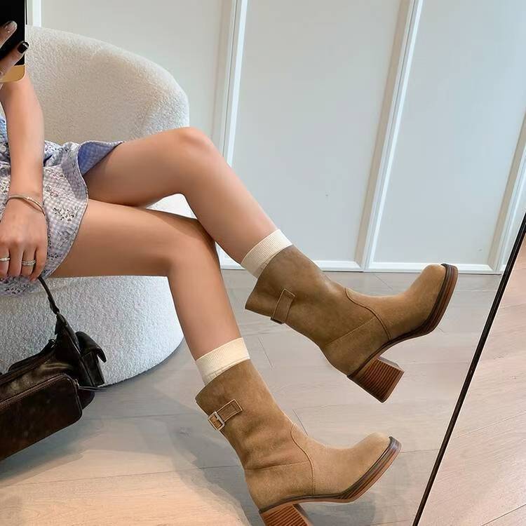 Internet-Berühmtheit flache kurze Stiefel Damen 2025 neu Herbst und Winter super angesagte Faltenstiefel runde Zehe Schlupf-Explosion mittelhohe Stiefel