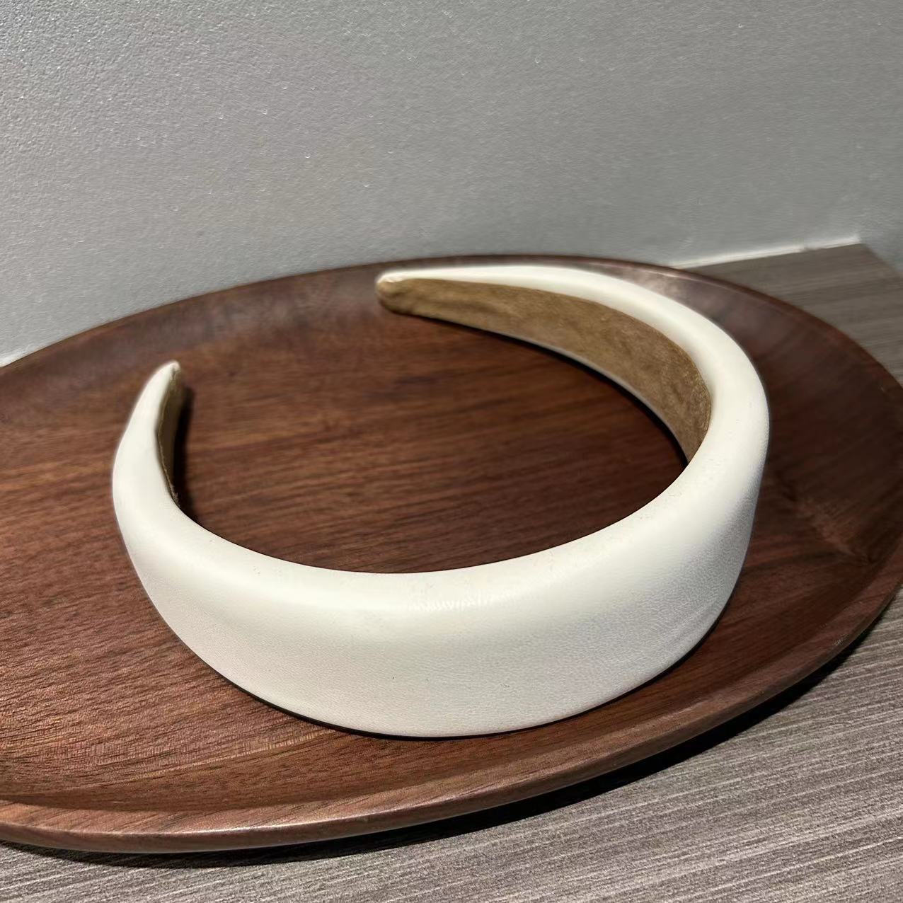 

Новая широкая повязка на голову из ПУ кожи с утолщенной губкой для женщин и девушек, широкая повязка для умывания, ретро, простые аксессуары для волос