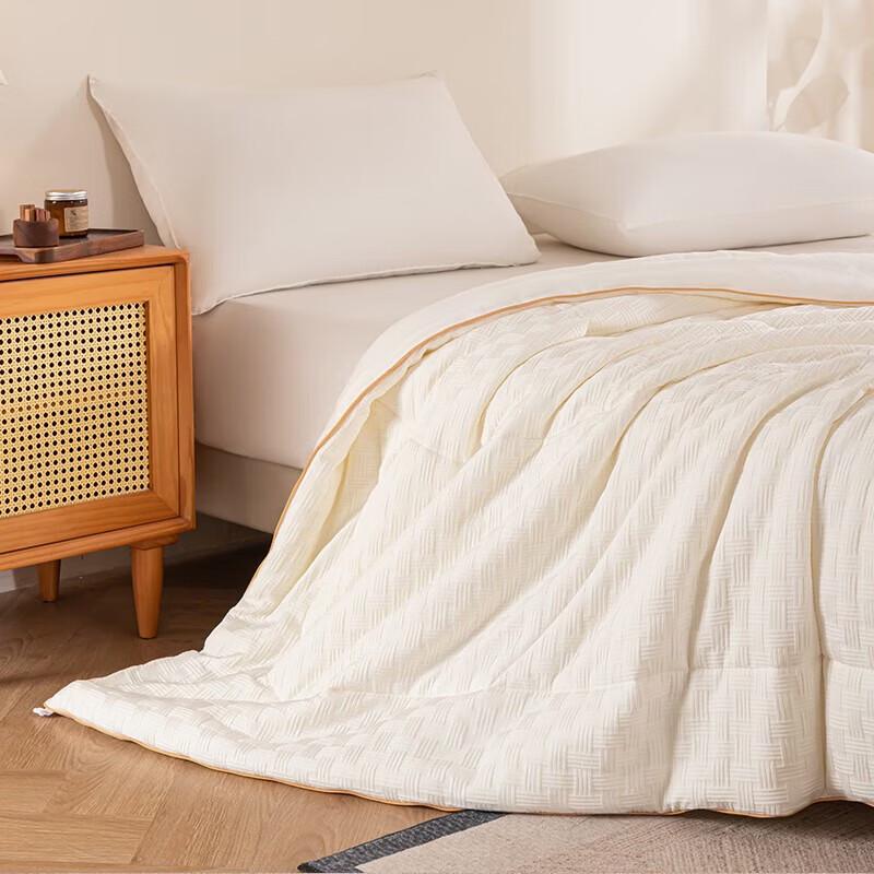 Dohia Ten-Hole All-Season Fiber Quilt