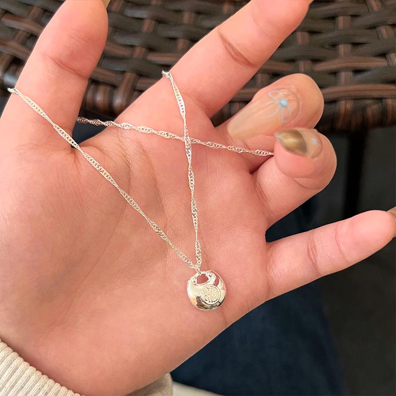 Elegante minimalistische Kreisanhänger-Halskette für Frauen 2025