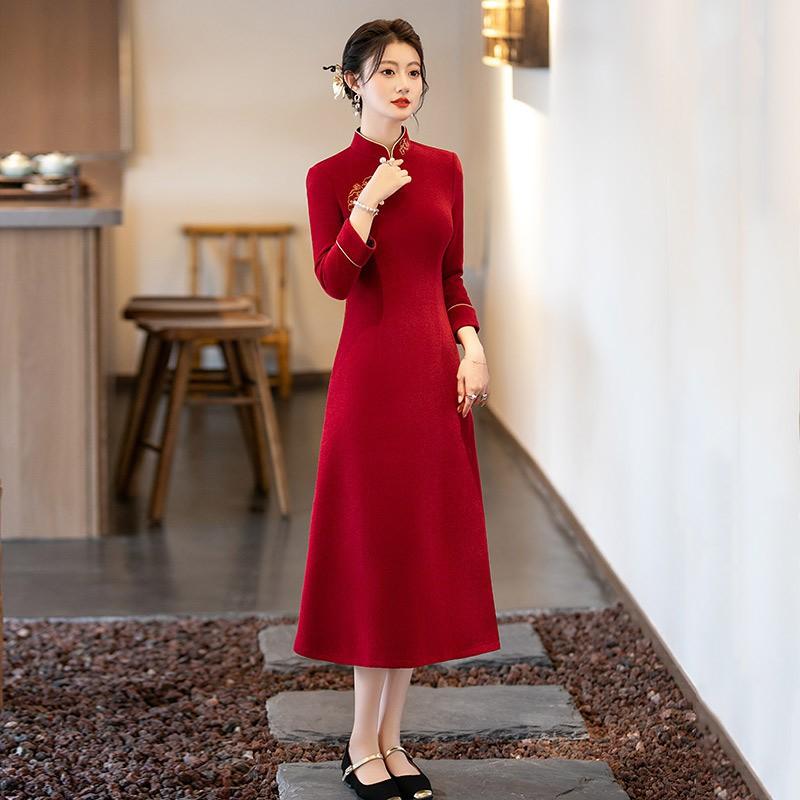 Elegant Vintage-Inspired Long Sleeve Cheongsam Dress Women High-Waisted Fitted Silhouette Chenille Fabric Winter