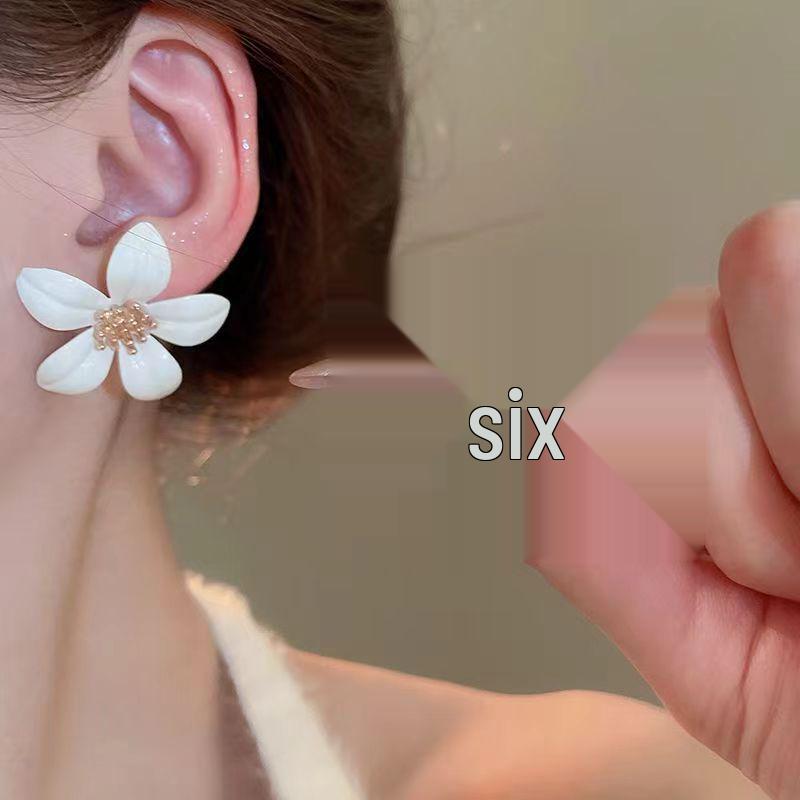 Resort-Style Beaded Stud Earrings: Handmade, Versatile, and Perfect for Spring and Summer with an Exquisite, Elegant Touch.
