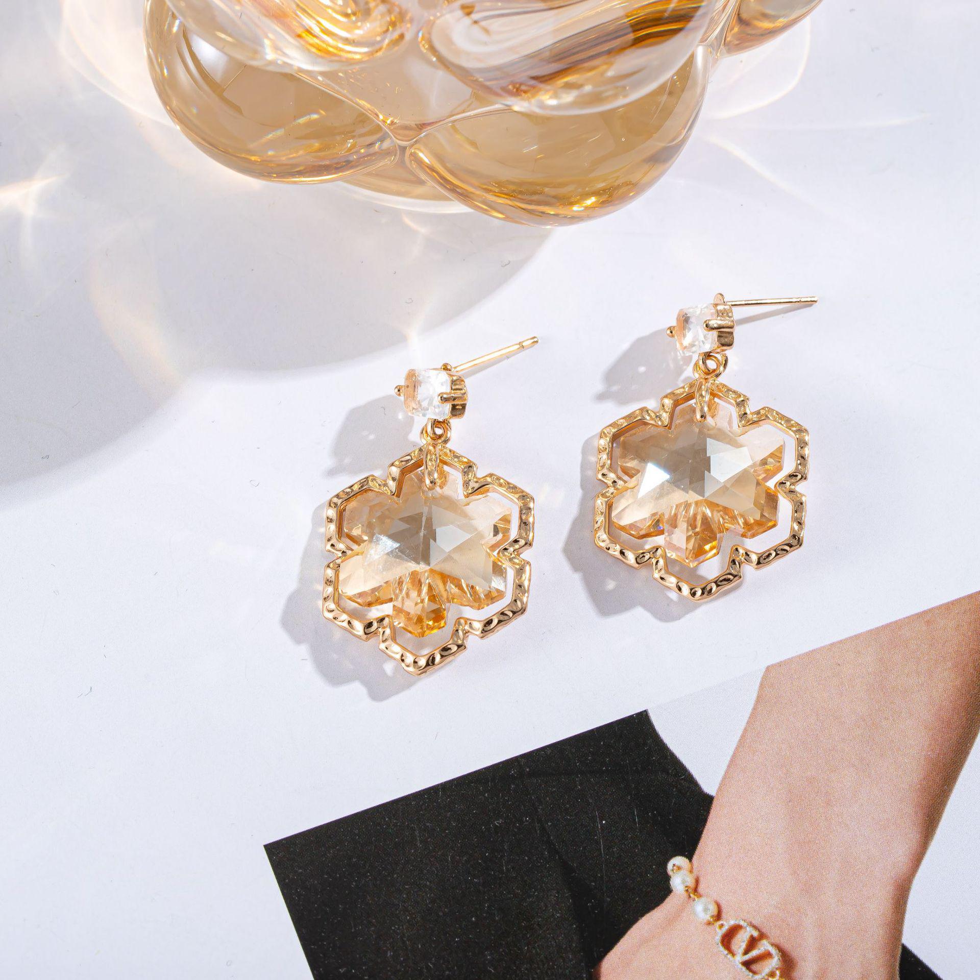 Iridescent Faceted Glass Snowflake Pendant Earrings with Copper Edging светло-желтого