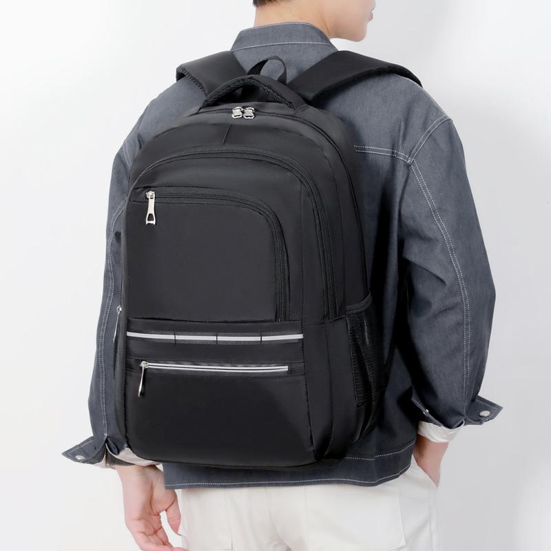 Einfarbiger Rucksack mit mehreren Reißverschlusstaschen und seitlichen Netztaschen, ideal für Schule und Reisen