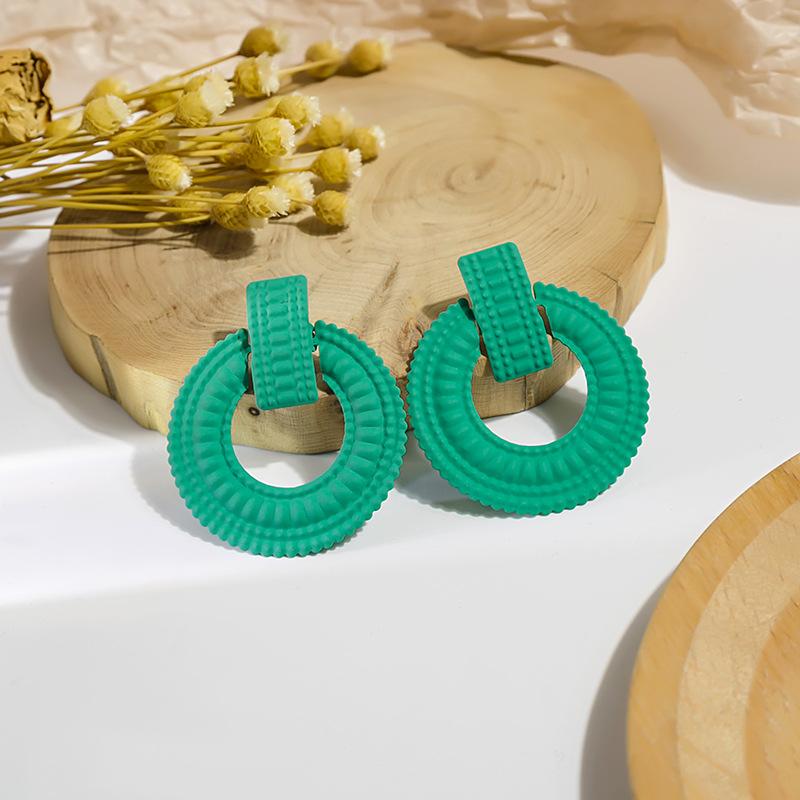 

Яркий и смелый кафф в сложенном виде с увеличенной металлической круглой подвеской зелёный