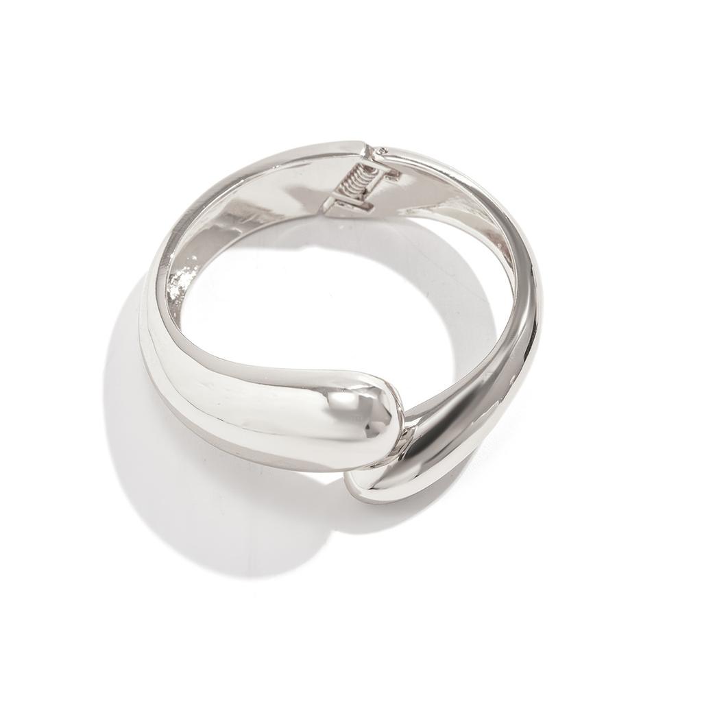 Fashion Heavy Industry Scenic Surface Bracelet Female, Personalized Folds Retro Metal Water Drop Hug Bracelet