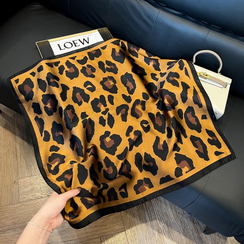New silk scarf women's fashion versatile high-end small square scarf Korean version neck protection scarf spring and autumn retro scarf binding bag