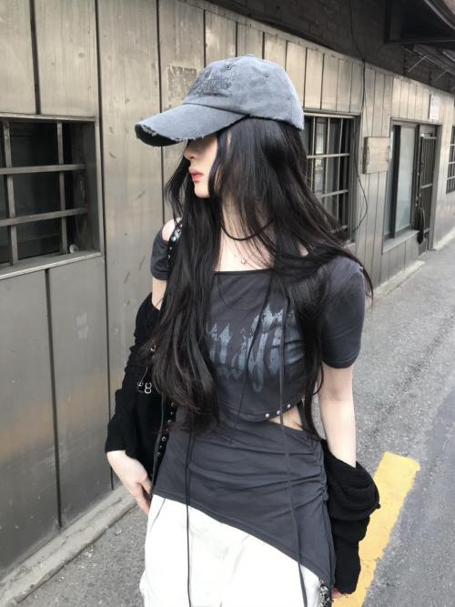 River News Blavkness Halterneck Logo Tee_Gray