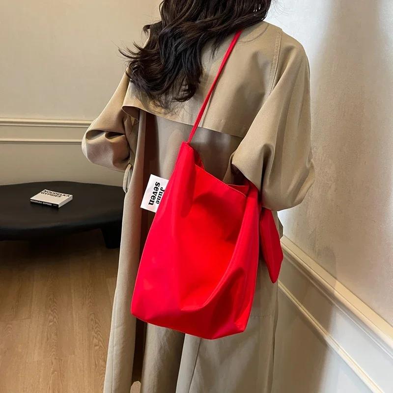 Vielseitige Schultertasche aus Nylon mit großem Fassungsvermögen einfarbige Designertasche einfache Tragetasche weiche Reisetasche neue Mode