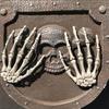 Realistic Plastic Skeleton Hands Life Severed Design Halloween Props for Haunted House Scene Party Horror Decoration Accessories