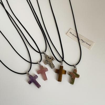 Nischen-Designgefühl Naturstein Kreuz Schwarze Seil Halskette Weiblich Schlicht Süß Cool Persönlichkeit Vielseitige Halskette Schlüsselbeinkette