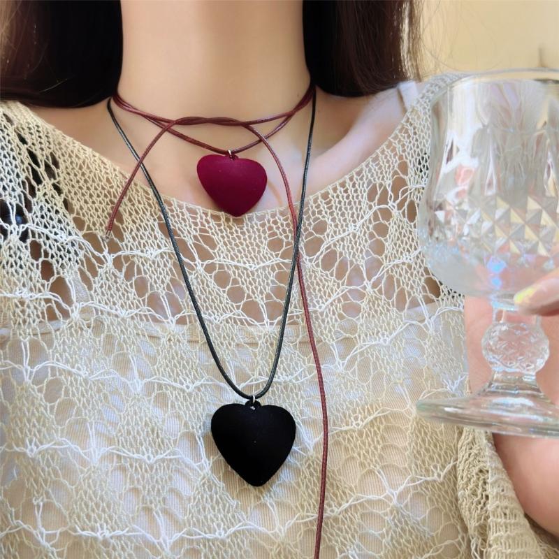 Elegant Heart Pendant Necklace Delicate Charm Necklace Flocking Texture Office Lady Necklace for Casual or Party Wear