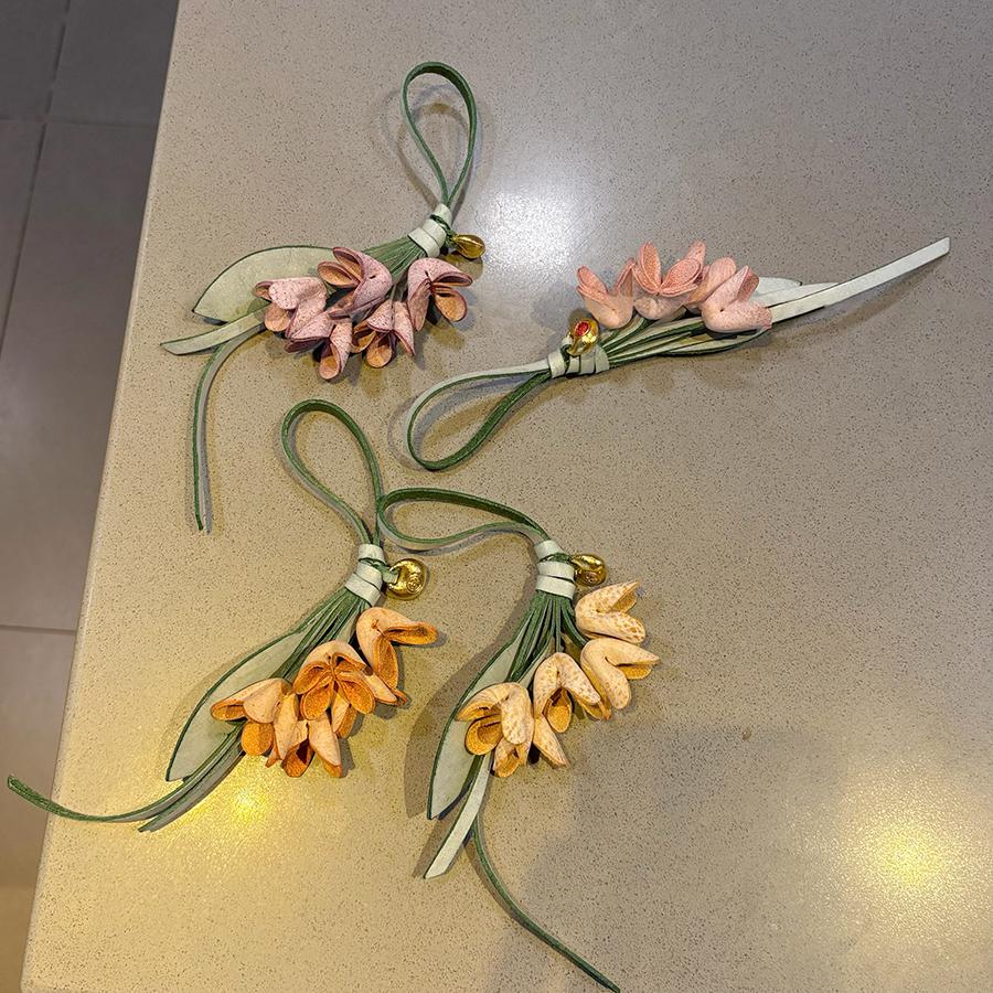 Echtleder Blumenförmiger Taschenanhänger Rindslederseil Damen Tulpen-Taschenanhänger Autoschlüsselanhänger Handschlaufe Zubehör