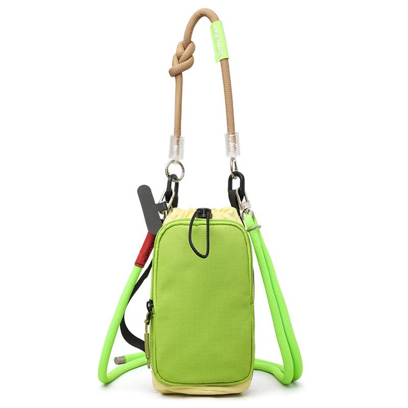 

New Japanese dopamine water cup bag outdoor sports going out travel messenger bag casual and lightweight ins mobile phone bag зелений