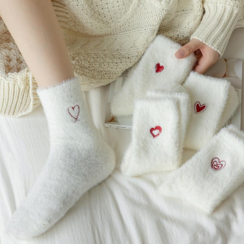 

5 пар Осенние Зимние Женские Носки Милые Плюшевые Белые С Принтом Красных Сердечек Толстые Теплые Носки Средней Длины Домашние Носки для Пола one size