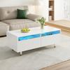 Cette table basse LED est dotée d'une façade de tiroir ondulée, de pieds dorés et blancs, de deux tiroirs et d'une bande lumineuse LED à changement de couleur.. Meuble TV assorti disponible