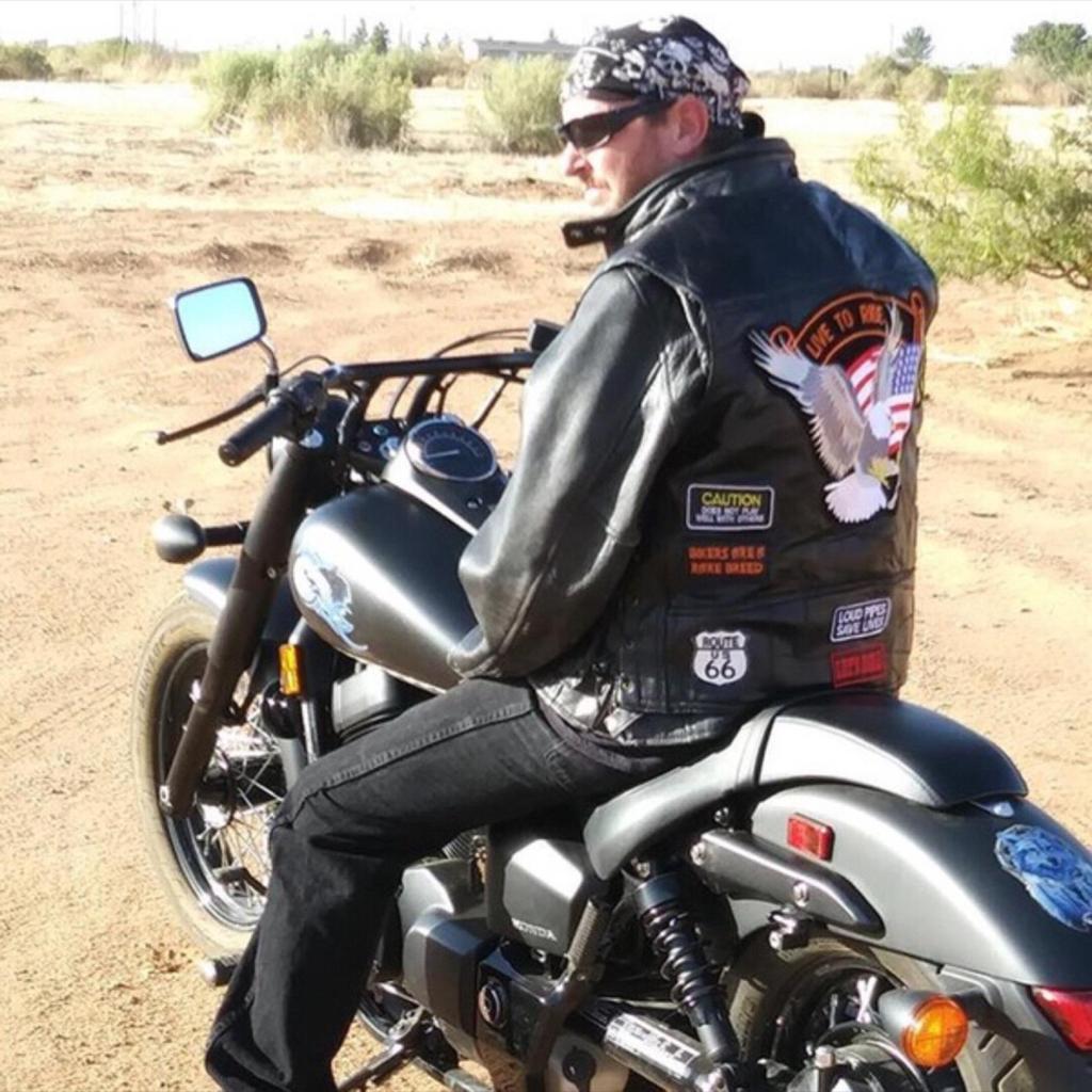 Herren Klassische Lammleder Motorradweste mit 14 gestickten Aufnähern