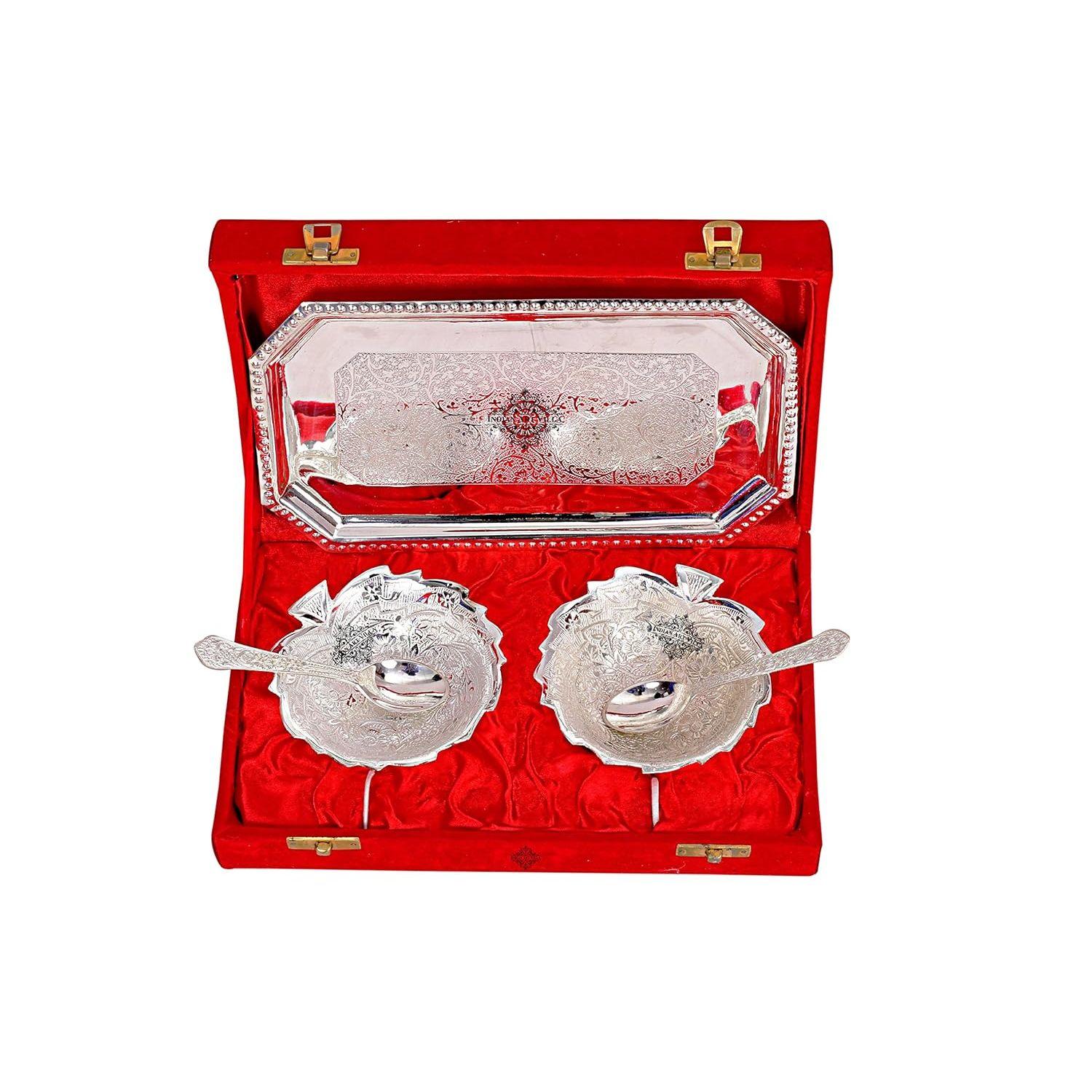 

Набор серебряных мисок с рельефным подносом и 2 ложками, подарок на Дивали, 300 мл каждая