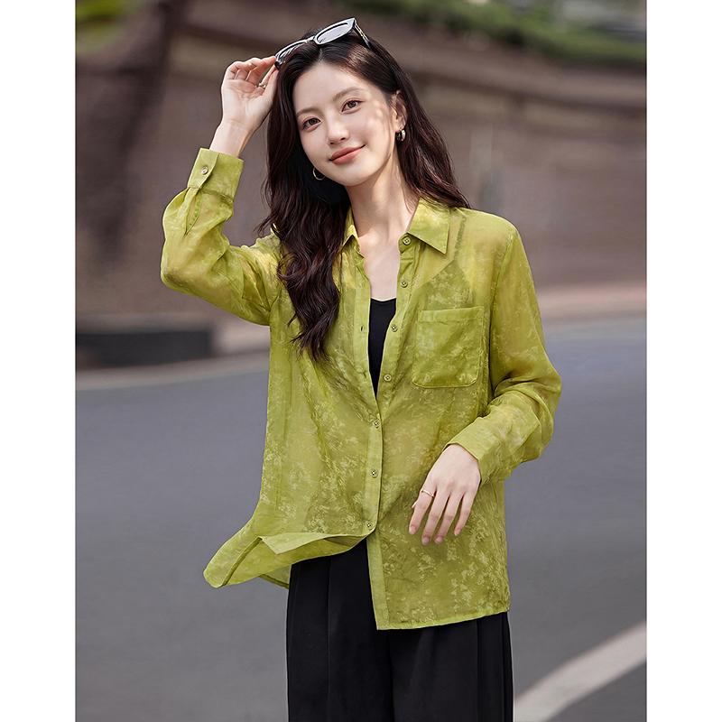 Loose shirts in early spring and summer, with a sense of luxury and a beautiful look. Wearing a trendy top