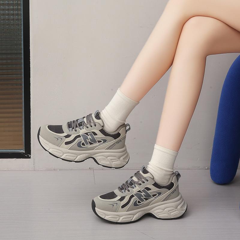 BN neue atmungsaktive Frühjahrs- und Herbst-Dicke-Sohle Freizeit-Höhensteigerung verschleißfeste College-Board-Schuhe