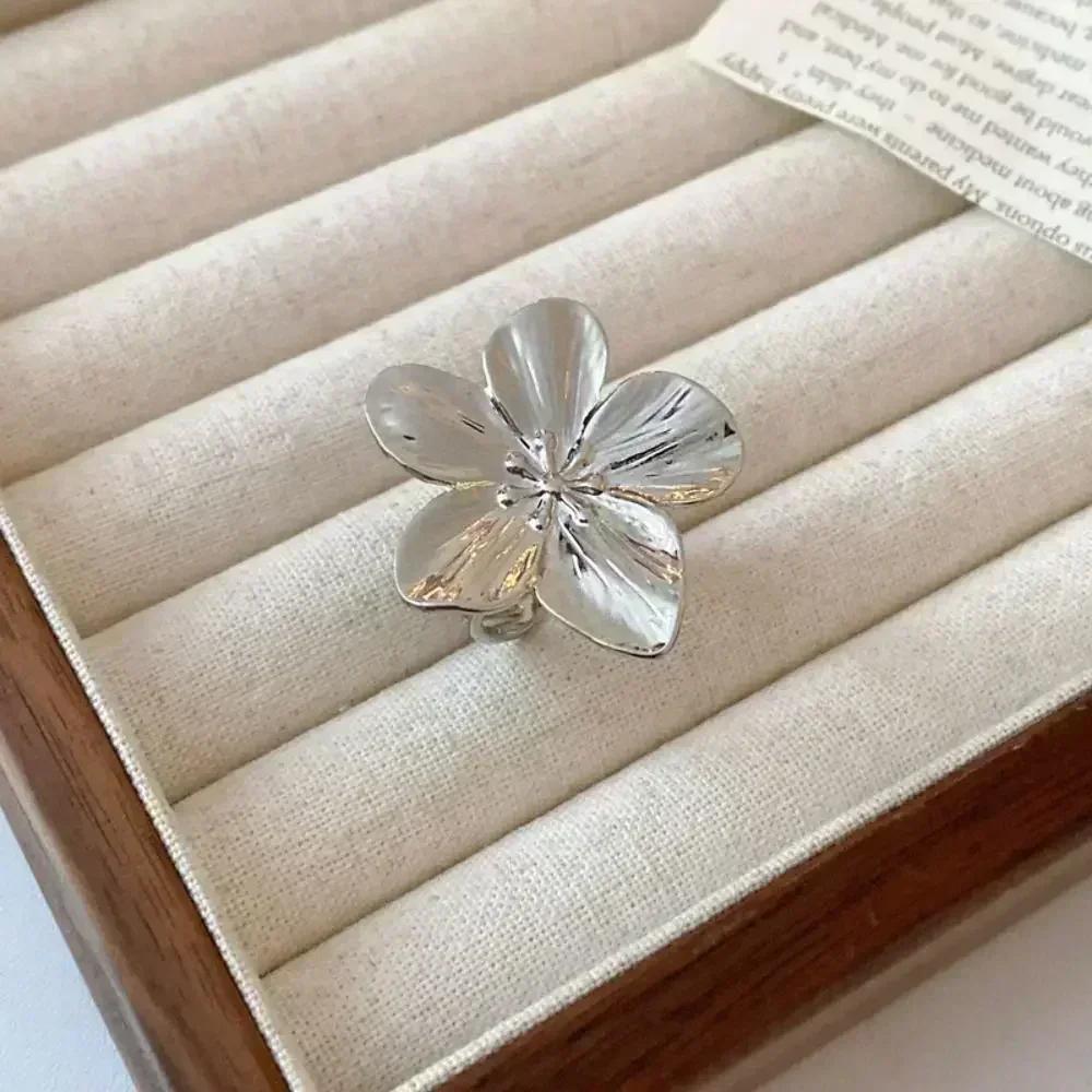 Exaggerated Three-dimensional Pleated Metal Flower Choker Collar Personalized Flower Necklace