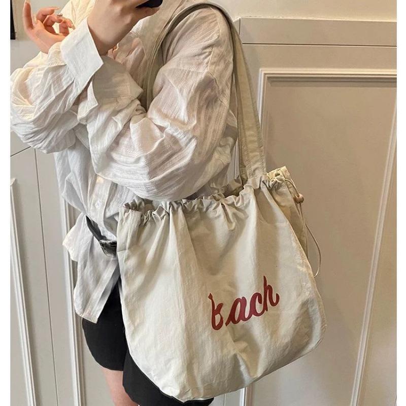 

Сумка женская новая с алфавитным принтом и цветочным узором, нейлоновая, на одно плечо, кроссбоди, повседневная, универсальная, сумка-тоут с кулиской, большой вместимости