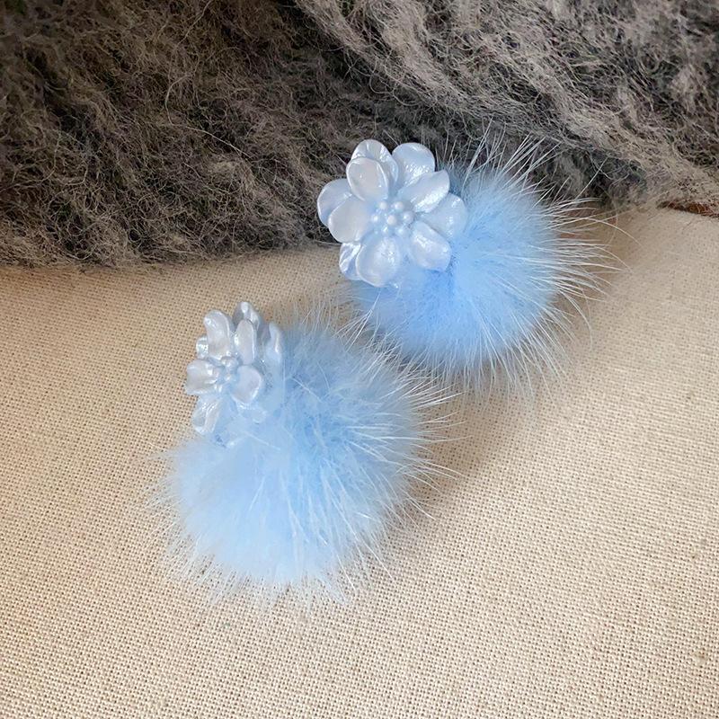 

Silver Needle Autumn and Winter Flower Hairball Earrings Retro Premium Atmosphere Earrings Niche Fashion New Earrings Women