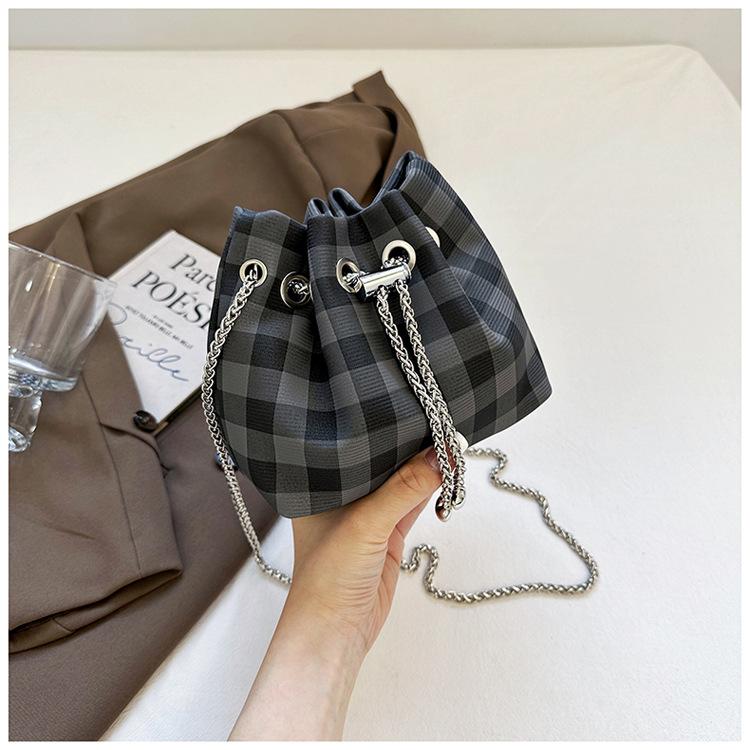 High-end niche design bag women's 2025 new Korean version fashion plaid bucket bag foreign style shoulder messenger bag