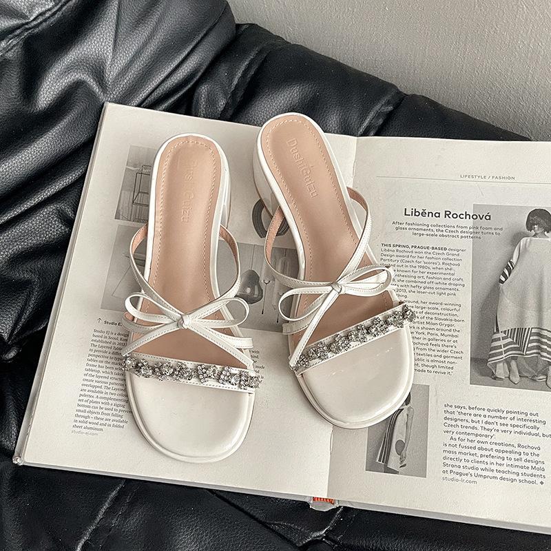 

Французский темперамент бант крутые тапочки женская верхняя одежда 2025 новый летний толстый каблук высокие каблуки с юбкой шлепанцы 39