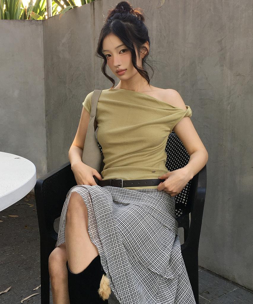 Teuwi Mete Twist Asymmetrical Off-Shoulder T-Shirt