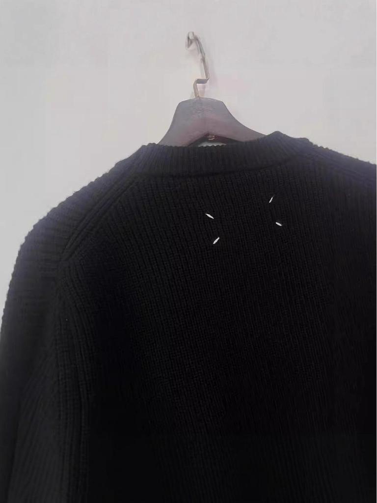 Ma Jia Four-Corner Pullover Sweater - Round Neck, Loose Fit, Long Sleeve