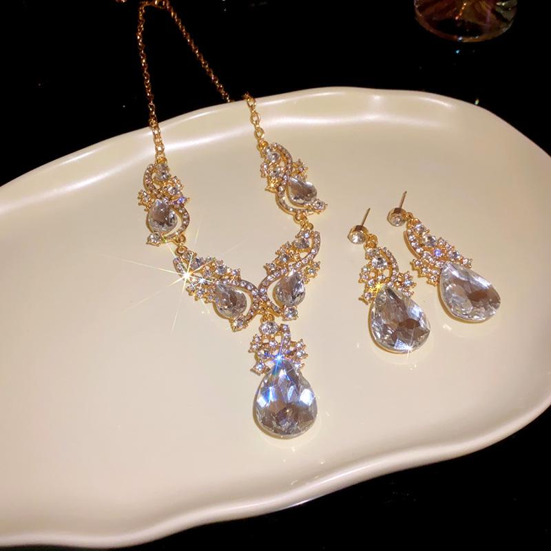 Retro Rhinestone Floral Jewelry Set: Elegant Stud Earrings & Luxury Clavicle Necklace