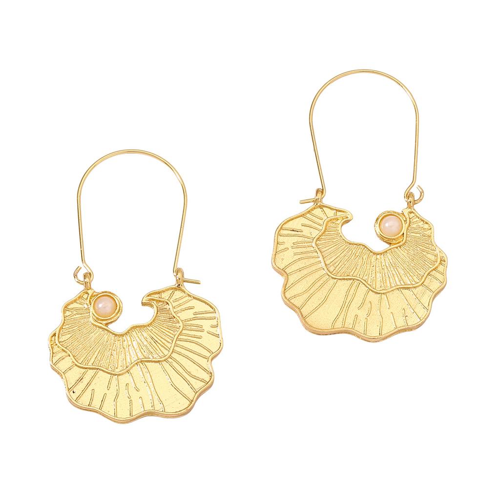 The golden shell earrings exude a retro charm and are trendy and fashionable. The earrings are versatile and elegant with a light luxury style