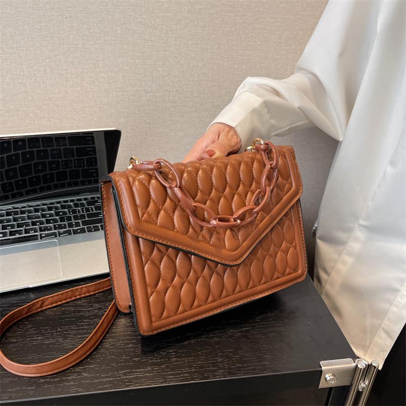 

Retro casual texture small bag 2024 foreign style new simple and fashionable solid color handbag single shoulder small square women s bag темно-коричневого кольору