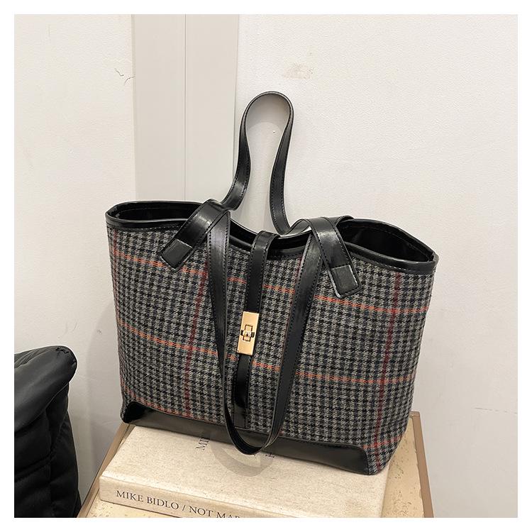 Wollige Mode-Tragetasche: Schulterhandtasche mit großem Fassungsvermögen für Herbst/Winter 2024