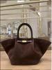 Demellier Wing Dámska taška Tote s veľkou kapacitou: Taška cez rameno a crossbody New York.