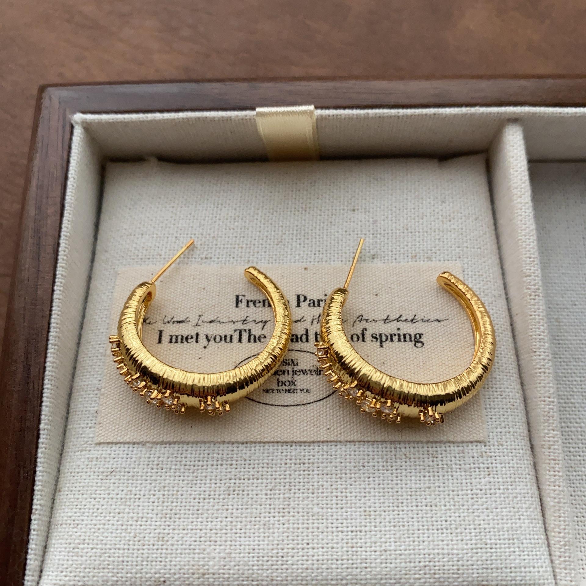 Retro metal C-shaped earrings, earrings, three-dimensional pleated texture, personalized and noble earrings.