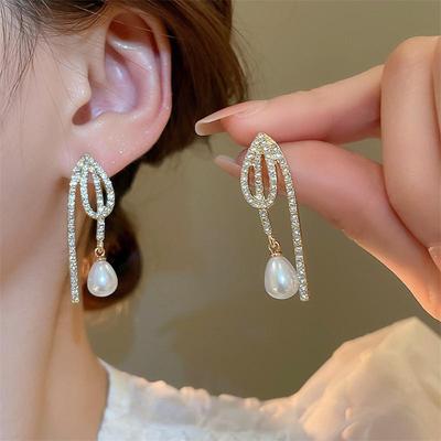 Eingelegte Kristall-Imitationsperlen-Wassertropfen-Quaste Lange Persönlichkeit Geometrische Hängeohrringe für Damen Koreanischer Modeschmuck